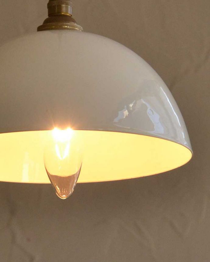 ペンダントライト　照明・ライティング　コロンとした形が可愛いホワイト色のホウロウペンダントライト（コード・シャンデリア球・ギャラリーなし）。。(pl-204)