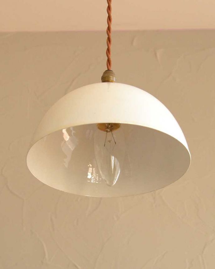 ペンダントライト　照明・ライティング　コロンとした形が可愛いホワイト色のホウロウペンダントライト（コード・シャンデリア球・ギャラリーなし）。。(pl-204)