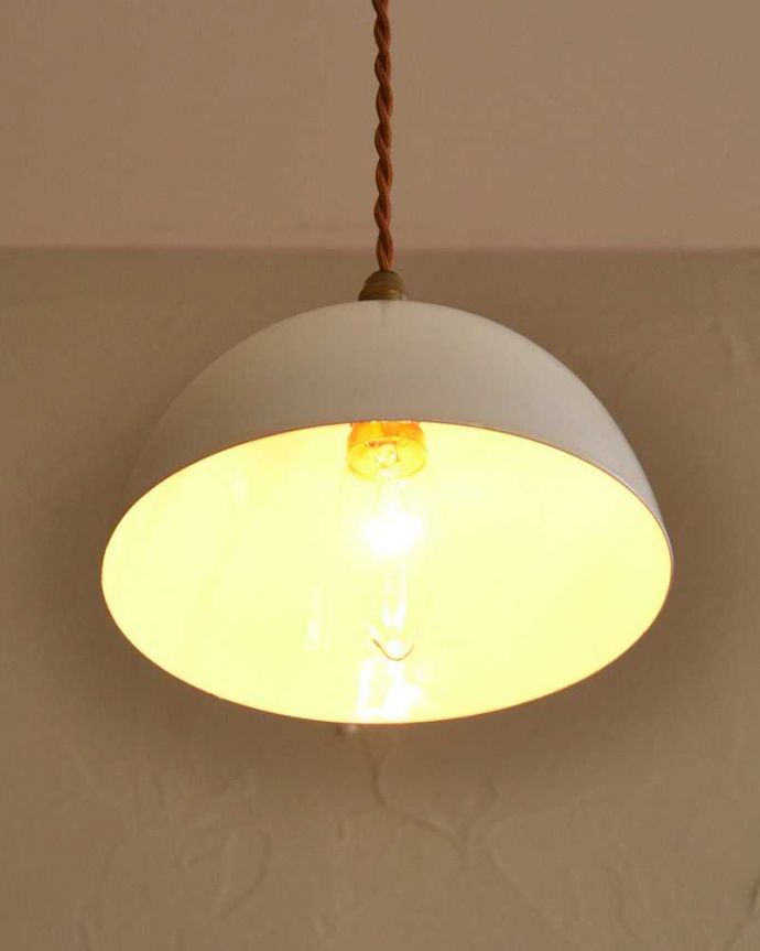 ペンダントライト　照明・ライティング　コロンとした形が可愛いホワイト色のホウロウペンダントライト（コード・シャンデリア球・ギャラリーなし）。。(pl-204)