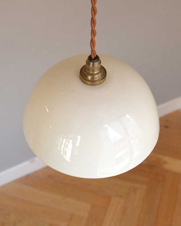 ペンダントライト　照明・ライティング　コロンとした形が可愛いホワイト色のホウロウペンダントライト（コード・シャンデリア球・ギャラリーなし）。。(pl-204)