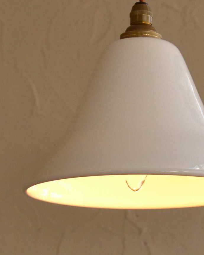 ペンダントライト　照明・ライティング　可愛いベル型、ホワイト色のホウロウペンダントライト（コード・シャンデリア球・ギャラリーなし）。。(pl-206)