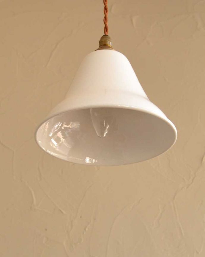 ペンダントライト　照明・ライティング　可愛いベル型、ホワイト色のホウロウペンダントライト（コード・シャンデリア球・ギャラリーなし）。。(pl-206)