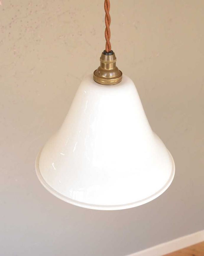 ペンダントライト　照明・ライティング　可愛いベル型、ホワイト色のホウロウペンダントライト（コード・シャンデリア球・ギャラリーなし）。。(pl-206)