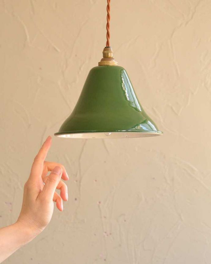 ペンダントライト　照明・ライティング　ベル型が可愛いグリーン色のホウロウペンダントライト（コード・シャンデリア球・ギャラリーなし）。。(pl-207)