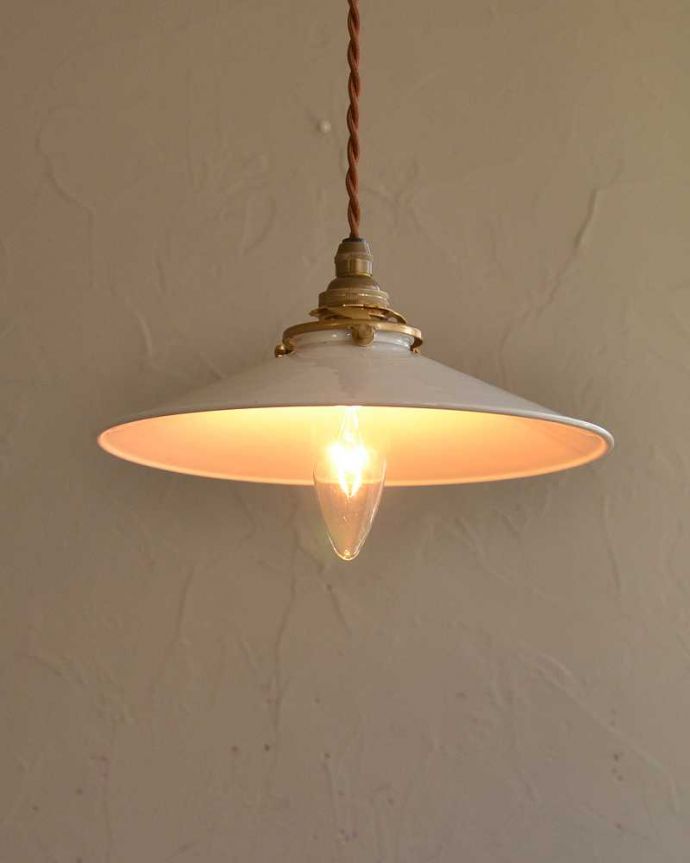 ペンダントライト　照明・ライティング　ほっこりとした素材感が人気のホワイト色のホウロウペンダントライト（コード・シャンデリア球・ギャラリーA）。。(pl-208)