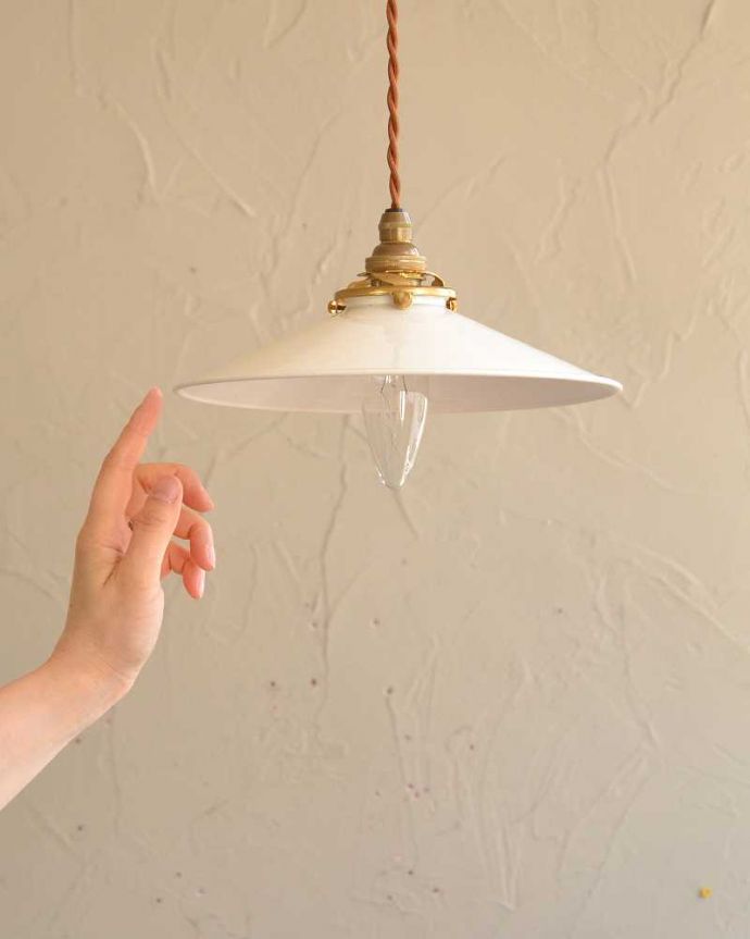 ペンダントライト　照明・ライティング　ほっこりとした素材感が人気のホワイト色のホウロウペンダントライト（コード・シャンデリア球・ギャラリーA）。。(pl-208)