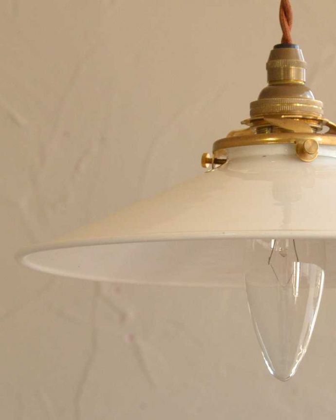 ペンダントライト　照明・ライティング　ほっこりとした素材感が人気のホワイト色のホウロウペンダントライト（コード・シャンデリア球・ギャラリーA）。。(pl-208)