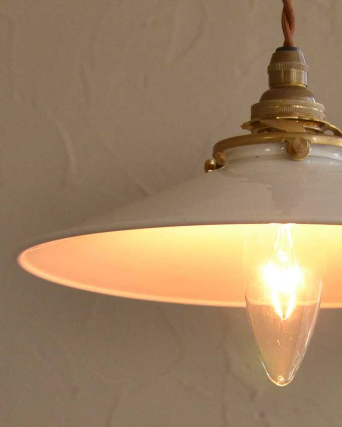 ペンダントライト　照明・ライティング　ほっこりとした素材感が人気のホワイト色のホウロウペンダントライト（コード・シャンデリア球・ギャラリーA）。。(pl-208)