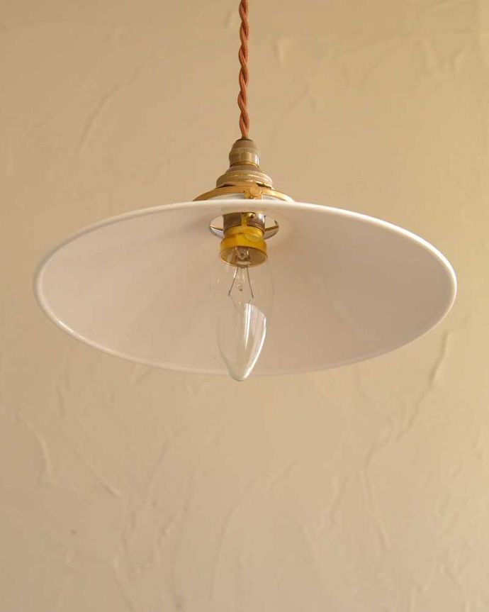 ペンダントライト　照明・ライティング　ほっこりとした素材感が人気のホワイト色のホウロウペンダントライト（コード・シャンデリア球・ギャラリーA）。。(pl-208)