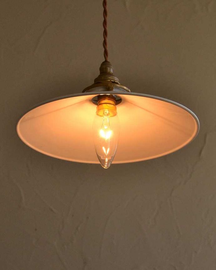 ペンダントライト　照明・ライティング　ほっこりとした素材感が人気のホワイト色のホウロウペンダントライト（コード・シャンデリア球・ギャラリーA）。。(pl-208)