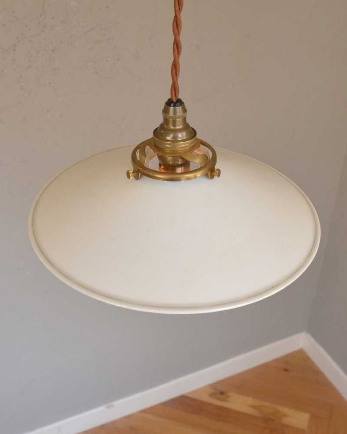 ペンダントライト　照明・ライティング　ほっこりとした素材感が人気のホワイト色のホウロウペンダントライト（コード・シャンデリア球・ギャラリーA）。。(pl-208)
