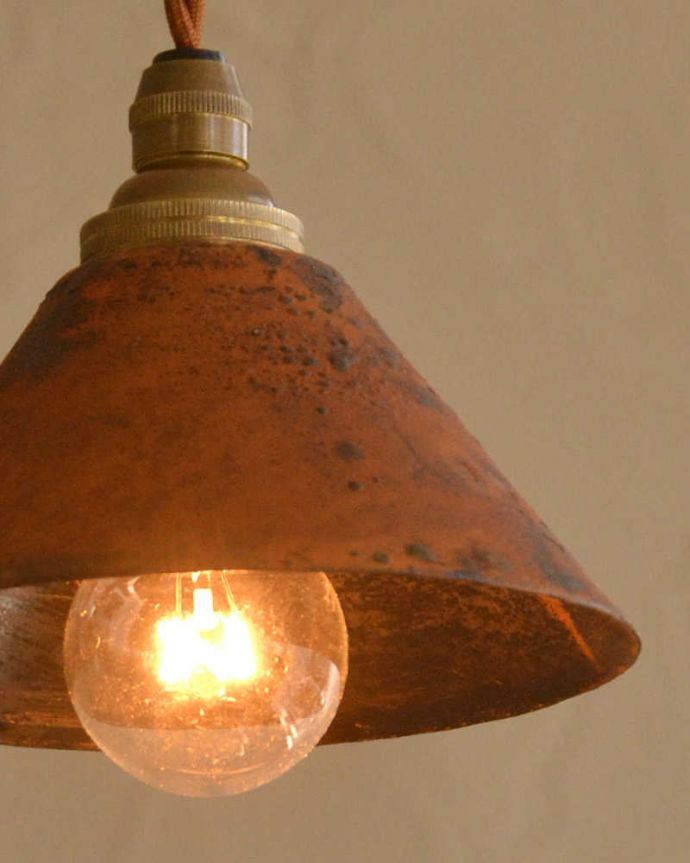 アンティーク風に仕上げたアイアンシェードのペンダントライト（コード