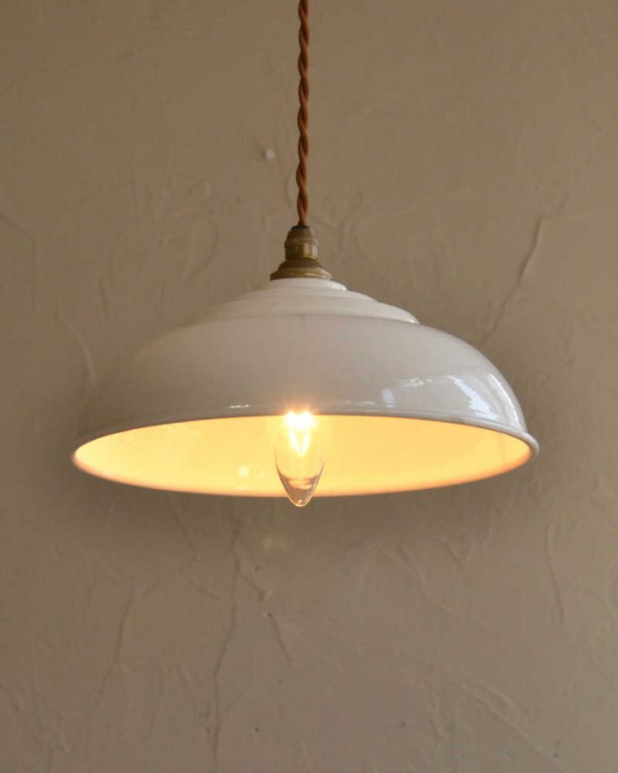 ペンダントライト　照明・ライティング　懐かしい雰囲気が可愛らしいホワイトの琺瑯ペンダントランプ （コード・シャンデリア電球・ギャラリーなし）。。(pl-214)