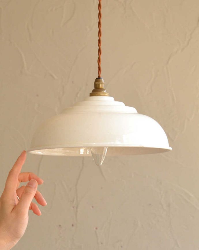 ペンダントライト　照明・ライティング　懐かしい雰囲気が可愛らしいホワイトの琺瑯ペンダントランプ （コード・シャンデリア電球・ギャラリーなし）。。(pl-214)