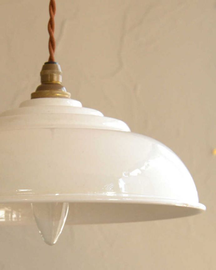 ペンダントライト　照明・ライティング　懐かしい雰囲気が可愛らしいホワイトの琺瑯ペンダントランプ （コード・シャンデリア電球・ギャラリーなし）。。(pl-214)