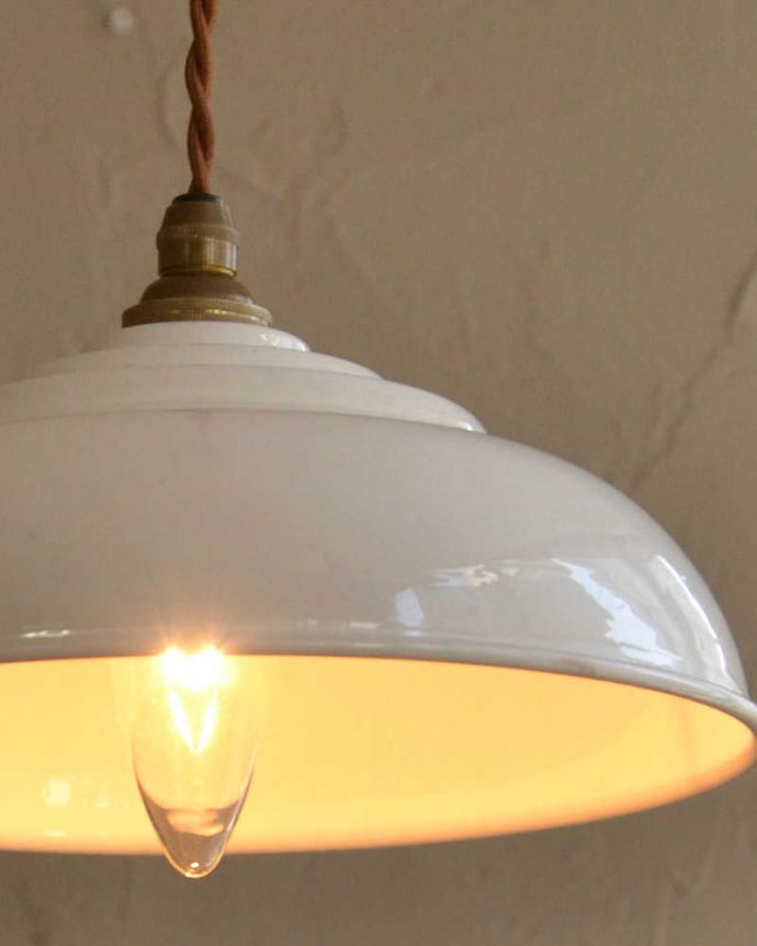 ペンダントライト　照明・ライティング　懐かしい雰囲気が可愛らしいホワイトの琺瑯ペンダントランプ （コード・シャンデリア電球・ギャラリーなし）。。(pl-214)