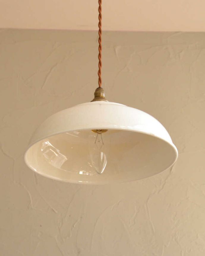 ペンダントライト　照明・ライティング　懐かしい雰囲気が可愛らしいホワイトの琺瑯ペンダントランプ （コード・シャンデリア電球・ギャラリーなし）。。(pl-214)