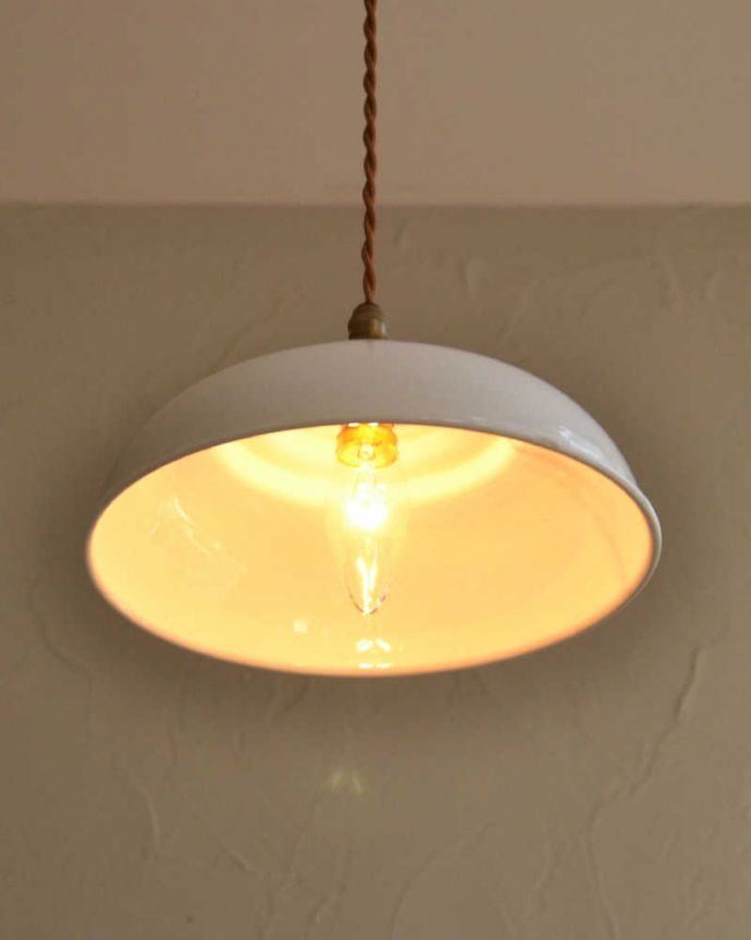 ペンダントライト　照明・ライティング　懐かしい雰囲気が可愛らしいホワイトの琺瑯ペンダントランプ （コード・シャンデリア電球・ギャラリーなし）。。(pl-214)