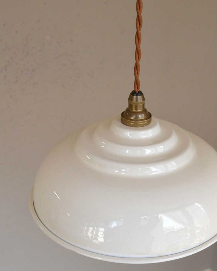ペンダントライト　照明・ライティング　懐かしい雰囲気が可愛らしいホワイトの琺瑯ペンダントランプ （コード・シャンデリア電球・ギャラリーなし）。。(pl-214)