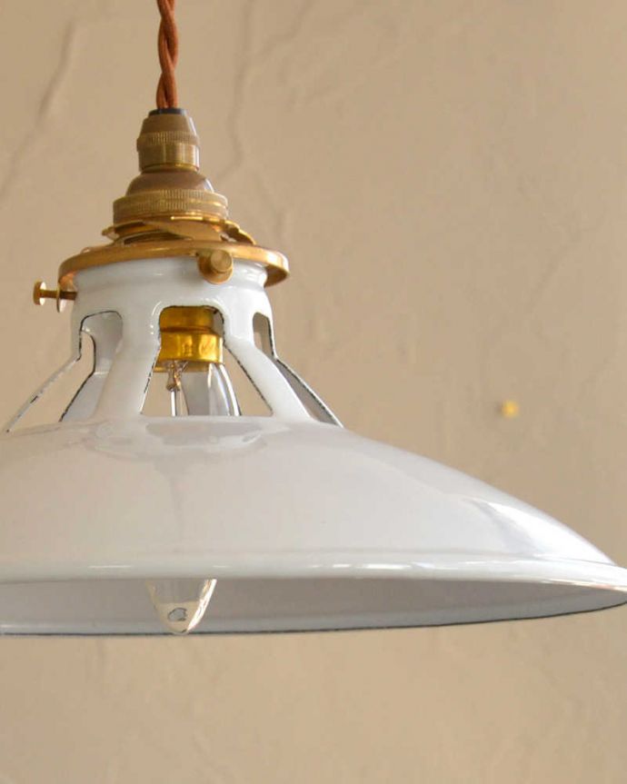 ペンダントライト　照明・ライティング　やわらかな曲線を描いたシルエット、ホワイト色のホウロウペンダントライト（コード・シャンデリア球・ギャラリーA）。。(pl-217)