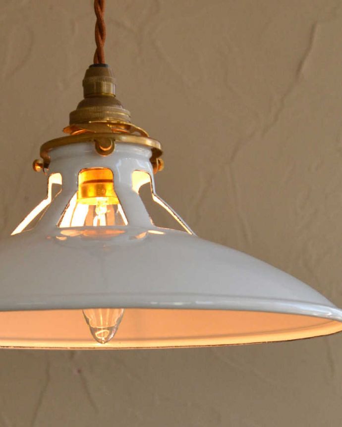 ペンダントライト　照明・ライティング　やわらかな曲線を描いたシルエット、ホワイト色のホウロウペンダントライト（コード・シャンデリア球・ギャラリーA）。。(pl-217)