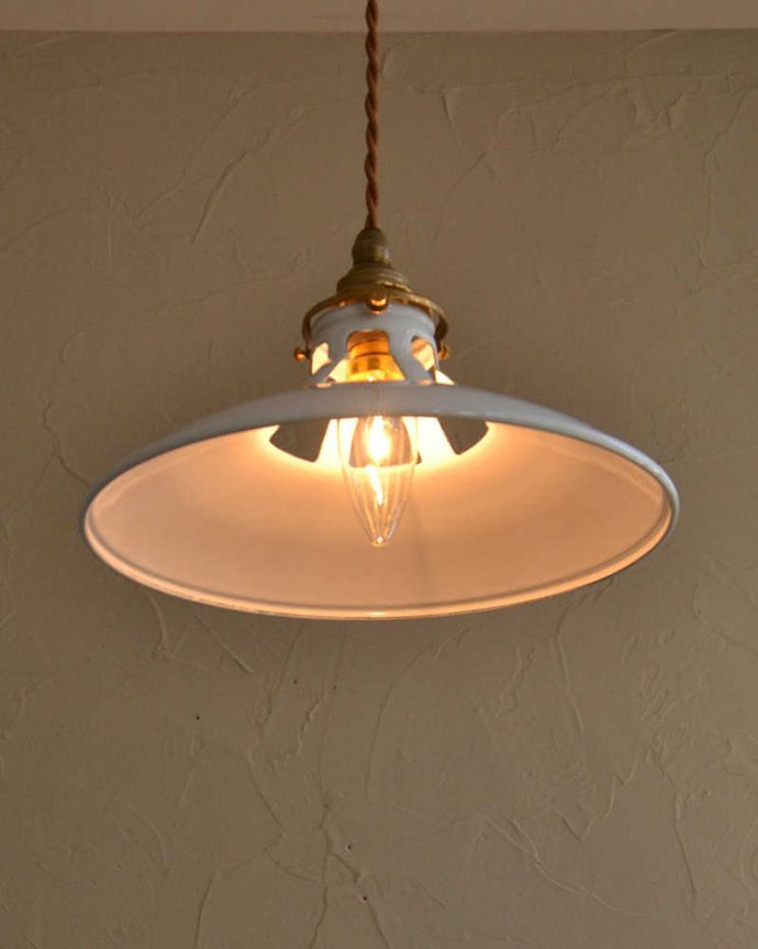 ペンダントライト　照明・ライティング　やわらかな曲線を描いたシルエット、ホワイト色のホウロウペンダントライト（コード・シャンデリア球・ギャラリーA）。。(pl-217)