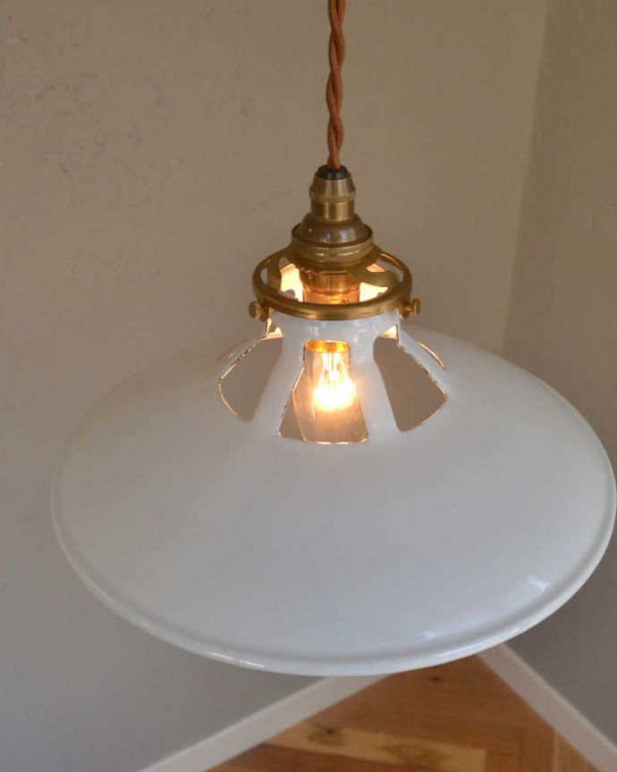 ペンダントライト　照明・ライティング　やわらかな曲線を描いたシルエット、ホワイト色のホウロウペンダントライト（コード・シャンデリア球・ギャラリーA）。。(pl-217)