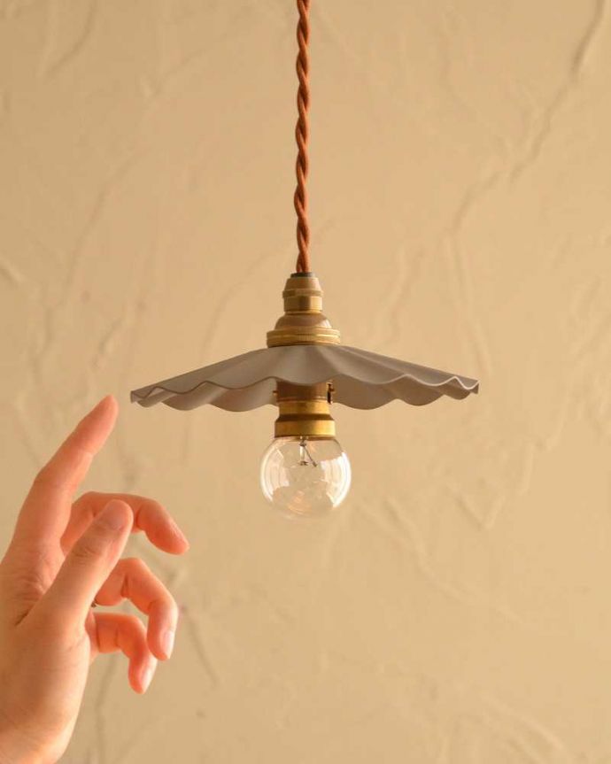 ペンダントライト　照明・ライティング　フリルが可愛いアイアンの小さなペンダントライト （コード・シャンデリア電球・ギャラリーなし）。。(pl-219)