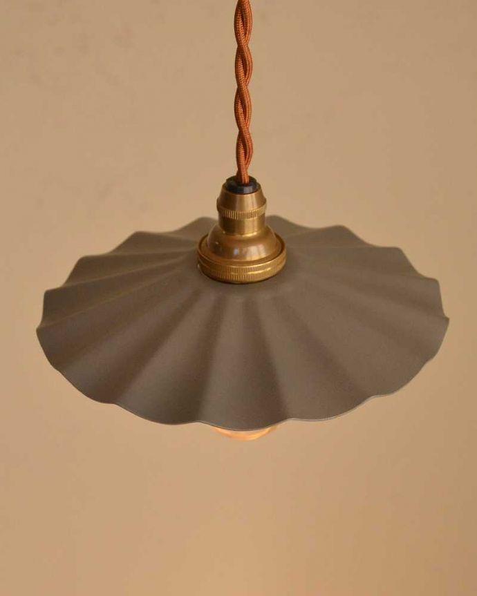 ペンダントライト　照明・ライティング　フリルが可愛いアイアンの小さなペンダントライト （コード・シャンデリア電球・ギャラリーなし）。。(pl-219)