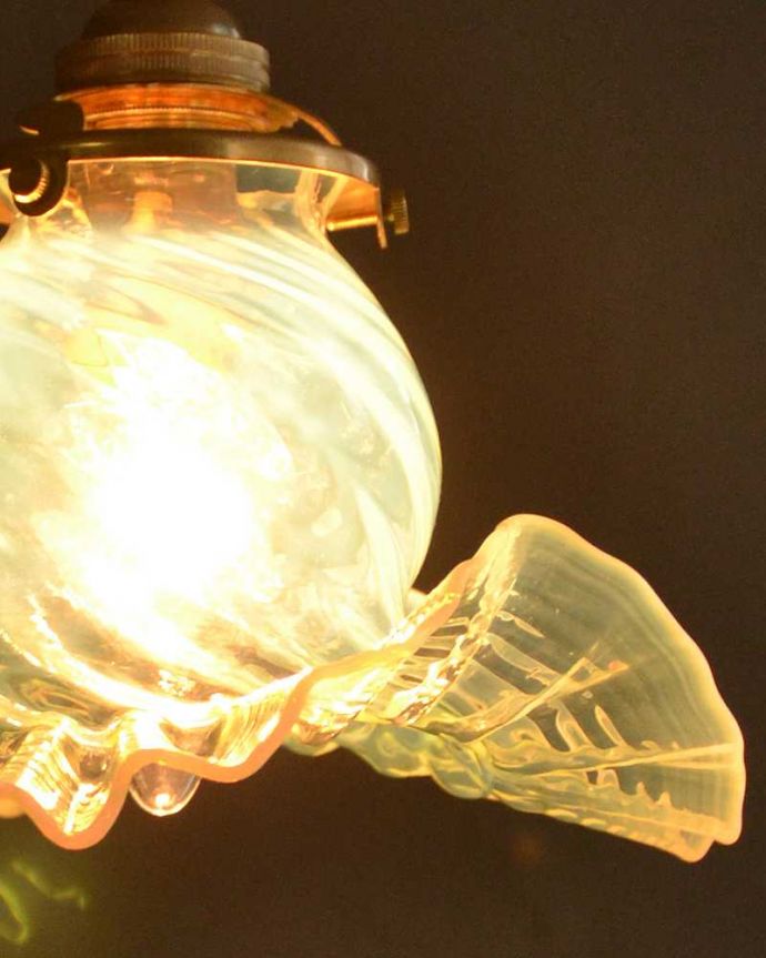 点灯後のペンダントライトの灯り