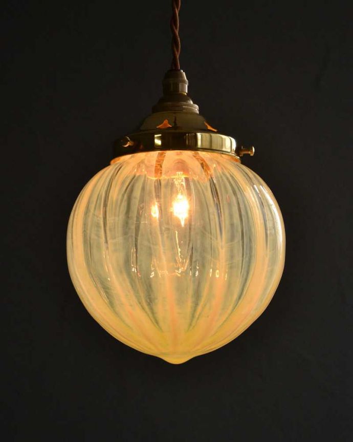ペンダントライト　照明・ライティング　ヴァセリン風のガラスがキレイなペンダントライト（コード・シャンデリア電球・ギャラリーD付き）。。(pl-222)