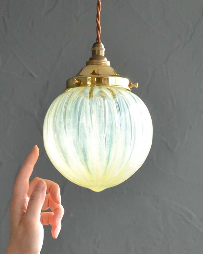 ペンダントライト　照明・ライティング　ヴァセリン風のガラスがキレイなペンダントライト（コード・シャンデリア電球・ギャラリーD付き）。。(pl-222)