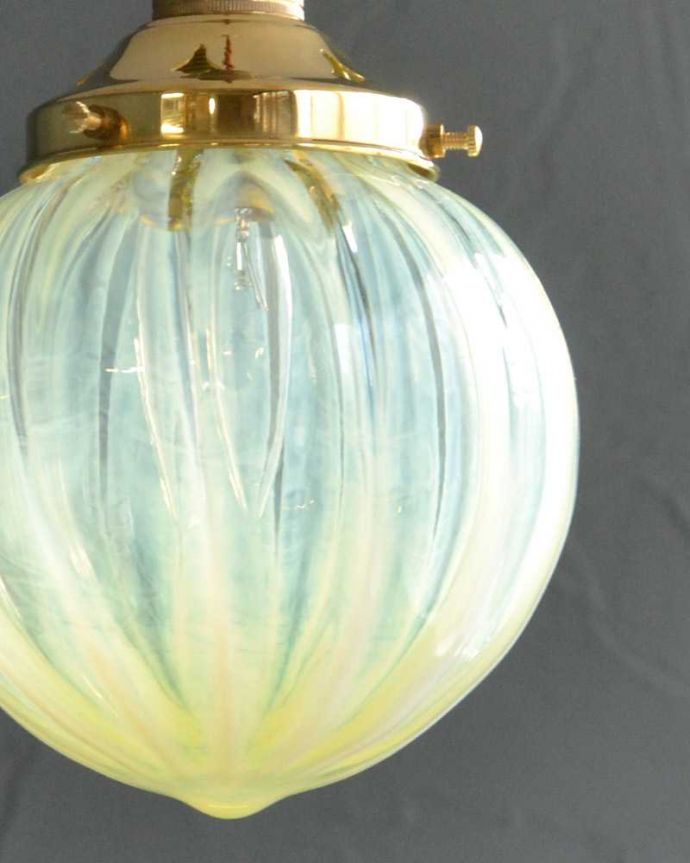 ペンダントライト　照明・ライティング　ヴァセリン風のガラスがキレイなペンダントライト（コード・シャンデリア電球・ギャラリーD付き）。。(pl-222)