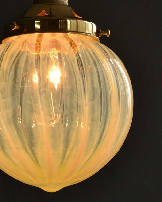 ペンダントライト　照明・ライティング　ヴァセリン風のガラスがキレイなペンダントライト（コード・シャンデリア電球・ギャラリーD付き）。。(pl-222)