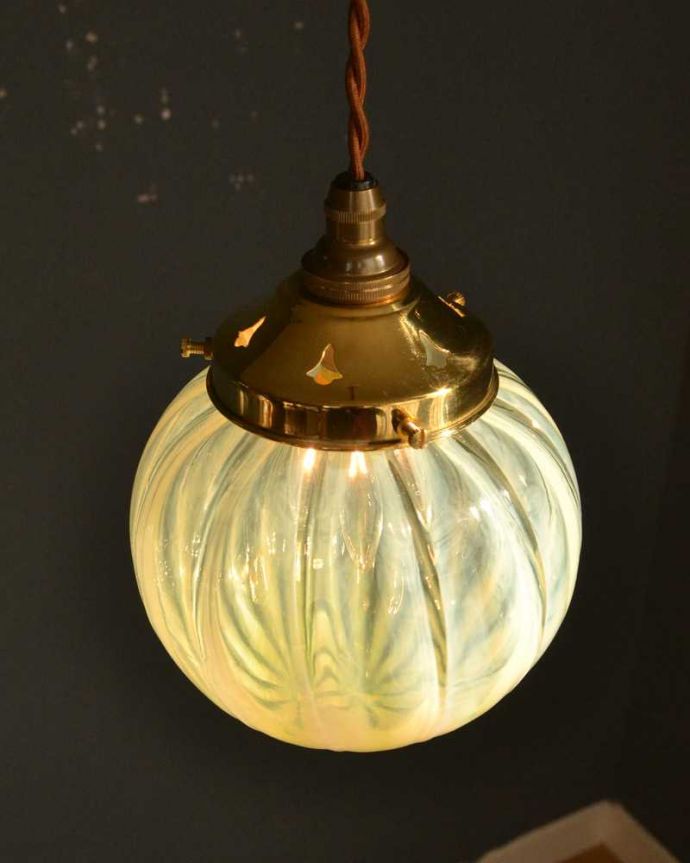 ペンダントライト　照明・ライティング　ヴァセリン風のガラスがキレイなペンダントライト（コード・シャンデリア電球・ギャラリーD付き）。。(pl-222)