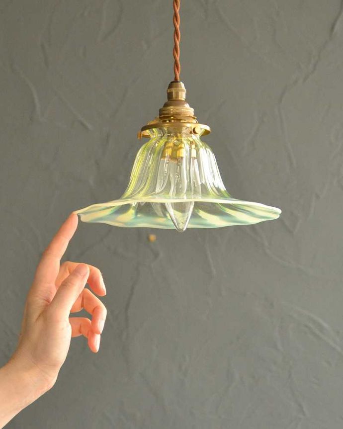ペンダントライト　照明・ライティング　ヴァセリン風のガラスがキレイなペンダントライト（コード・シャンデリア球・ギャラリーA）。。(pl-223)