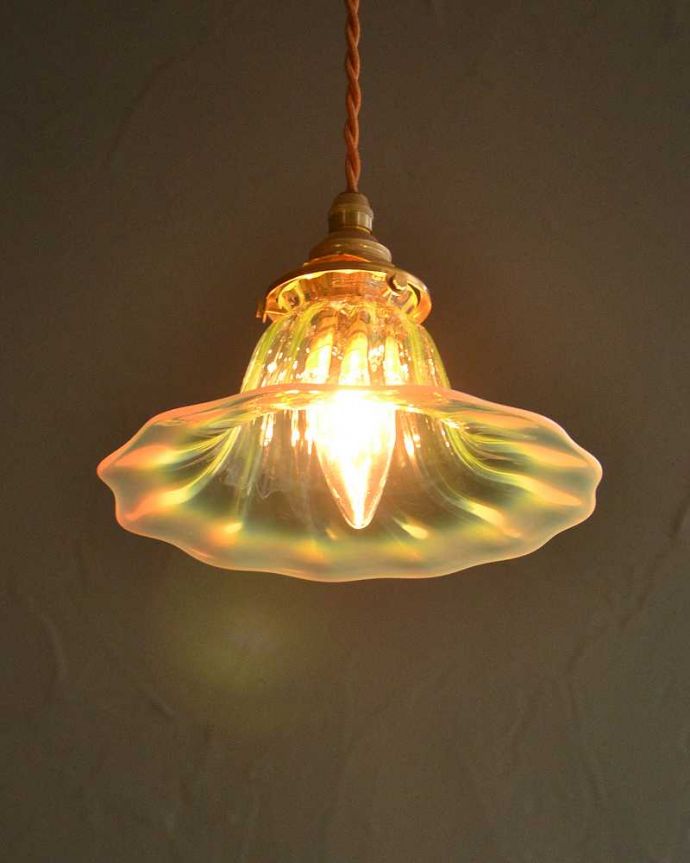 ペンダントライト　照明・ライティング　ヴァセリン風のガラスがキレイなペンダントライト（コード・シャンデリア球・ギャラリーA）。。(pl-223)