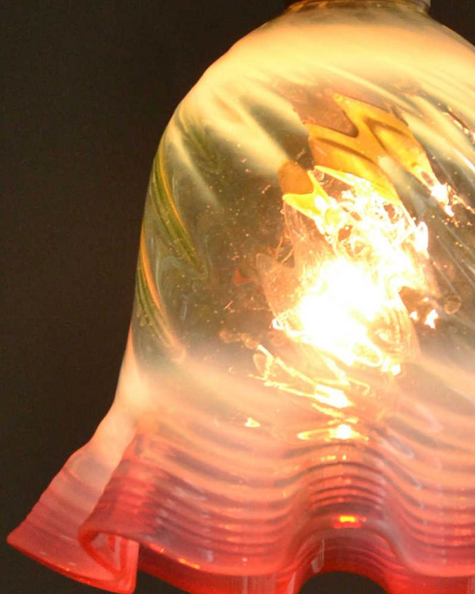 点灯後のペンダントライトの灯り