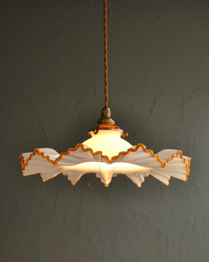 ペンダントライト　照明・ライティング　フリルが可愛いミルクガラスのペンダントライト（コード・シャンデリア電球・ギャラリーA付き）。。(pl-225)