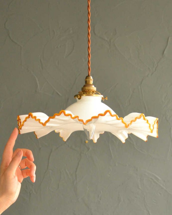 ペンダントライト　照明・ライティング　フリルが可愛いミルクガラスのペンダントライト（コード・シャンデリア電球・ギャラリーA付き）。。(pl-225)