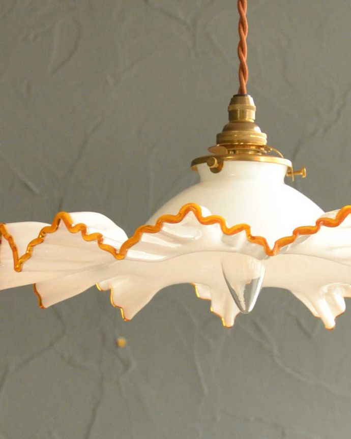 ペンダントライト　照明・ライティング　フリルが可愛いミルクガラスのペンダントライト（コード・シャンデリア電球・ギャラリーA付き）。。(pl-225)