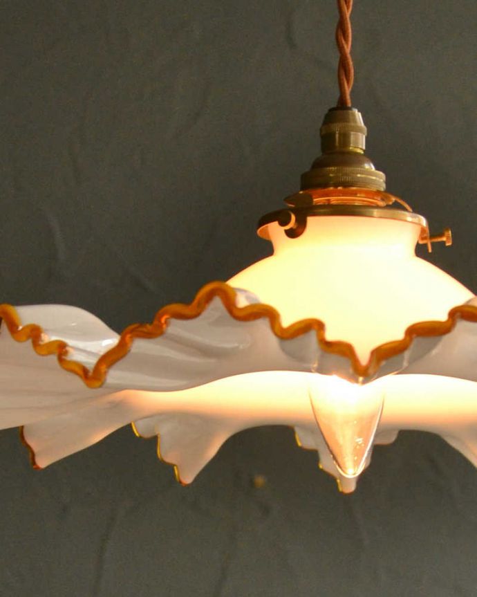 ペンダントライト　照明・ライティング　フリルが可愛いミルクガラスのペンダントライト（コード・シャンデリア電球・ギャラリーA付き）。。(pl-225)