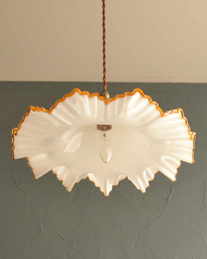 ペンダントライト　照明・ライティング　フリルが可愛いミルクガラスのペンダントライト（コード・シャンデリア電球・ギャラリーA付き）。。(pl-225)