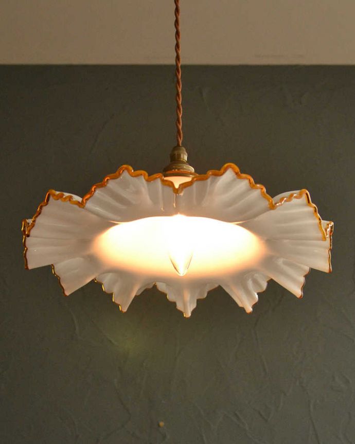 ペンダントライト　照明・ライティング　フリルが可愛いミルクガラスのペンダントライト（コード・シャンデリア電球・ギャラリーA付き）。。(pl-225)