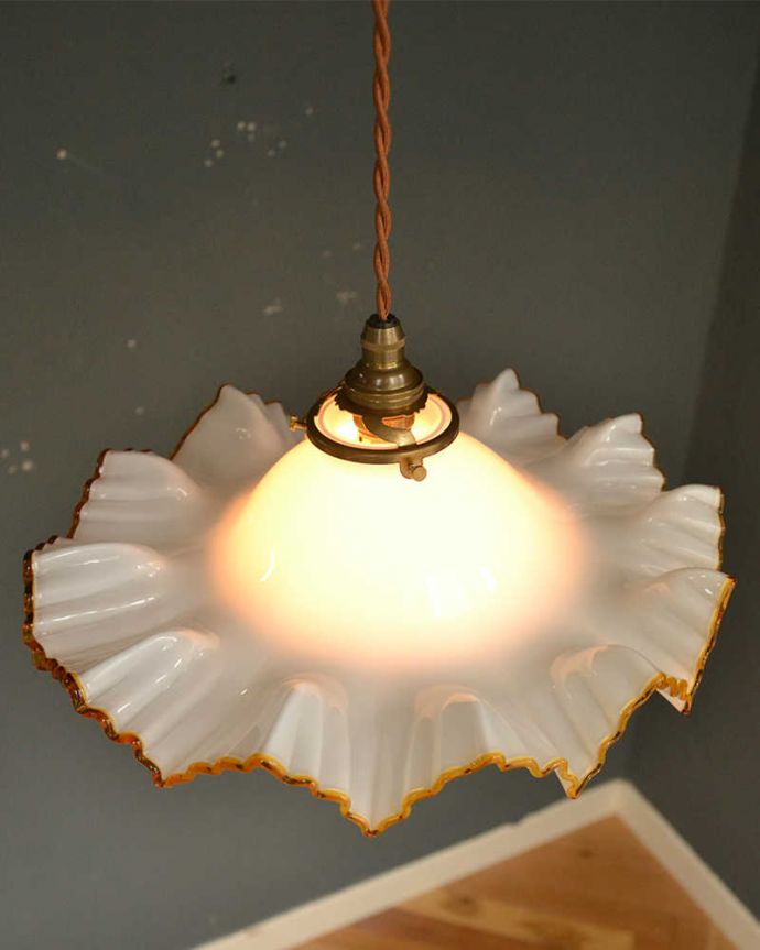ペンダントライト　照明・ライティング　フリルが可愛いミルクガラスのペンダントライト（コード・シャンデリア電球・ギャラリーA付き）。。(pl-225)