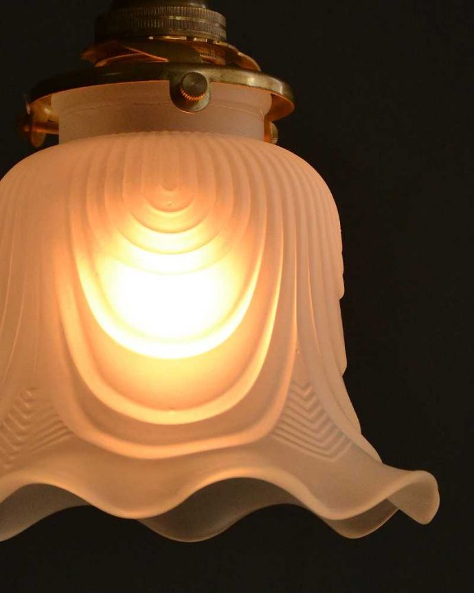 点灯後のペンダントライトの灯り