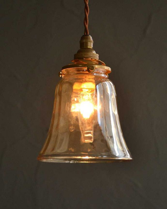 ペンダントライト　照明・ライティング　ガラスのゆらめきがキレイなペンダントライト(コード・シャンデリア電球・ギャラリーA付き)。お部屋のアクセサリーを楽しんでみませんか？ガラスシェードのペンダントライトは気軽で使いやすく人気の照明器具。(pl-229)