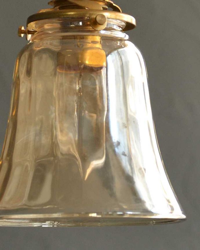 ペンダントライト　照明・ライティング　ガラスのゆらめきがキレイなペンダントライト(コード・シャンデリア電球・ギャラリーA付き)。1つ1つ微妙に違っていますシェードは手作りなので、誤差があったり、気泡やキズ、汚れが入っている場合もあります。(pl-229)