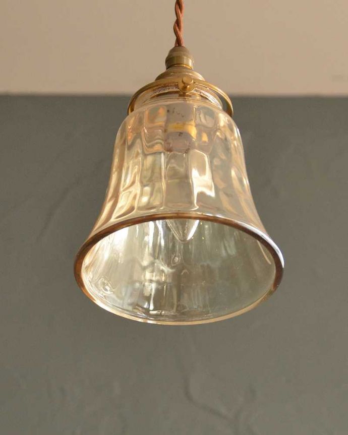 ペンダントライト　照明・ライティング　ガラスのゆらめきがキレイなペンダントライト(コード・シャンデリア電球・ギャラリーA付き)。下から見上げると･･･実際に取り付けてカウンターやダイニングの下からのぞくとこんな感じです。(pl-229)