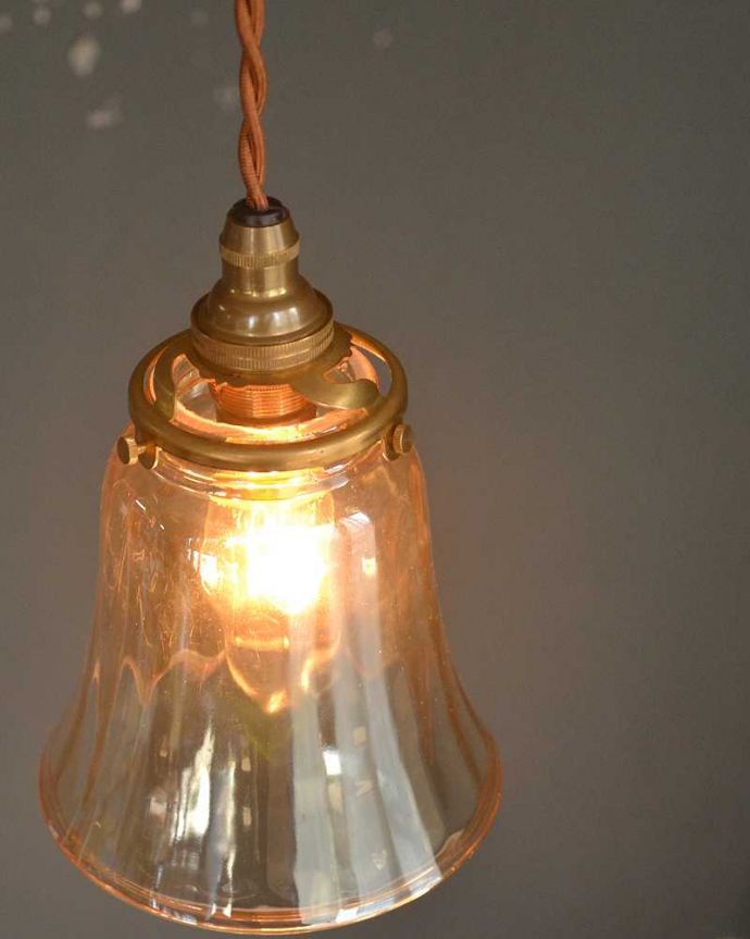 ペンダントライト　照明・ライティング　ガラスのゆらめきがキレイなペンダントライト(コード・シャンデリア電球・ギャラリーA付き)。上から見ると･･･コードは日本仕様の新しいものです。(pl-229)